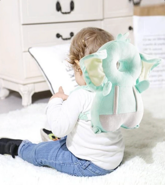 Cojín protector elefante verde menta puesto en bebé
